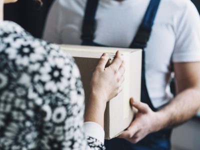mujer-de-cultivo-que-recibe-el-paquete