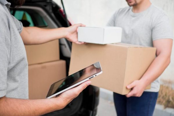 repartidor-primer-plano-cajas_23-2148593133